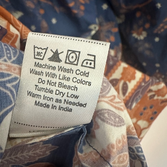 Love the Label beautiful print blouse. Puffy sleeves, over sized. Fun top! - Picture 8 of 10